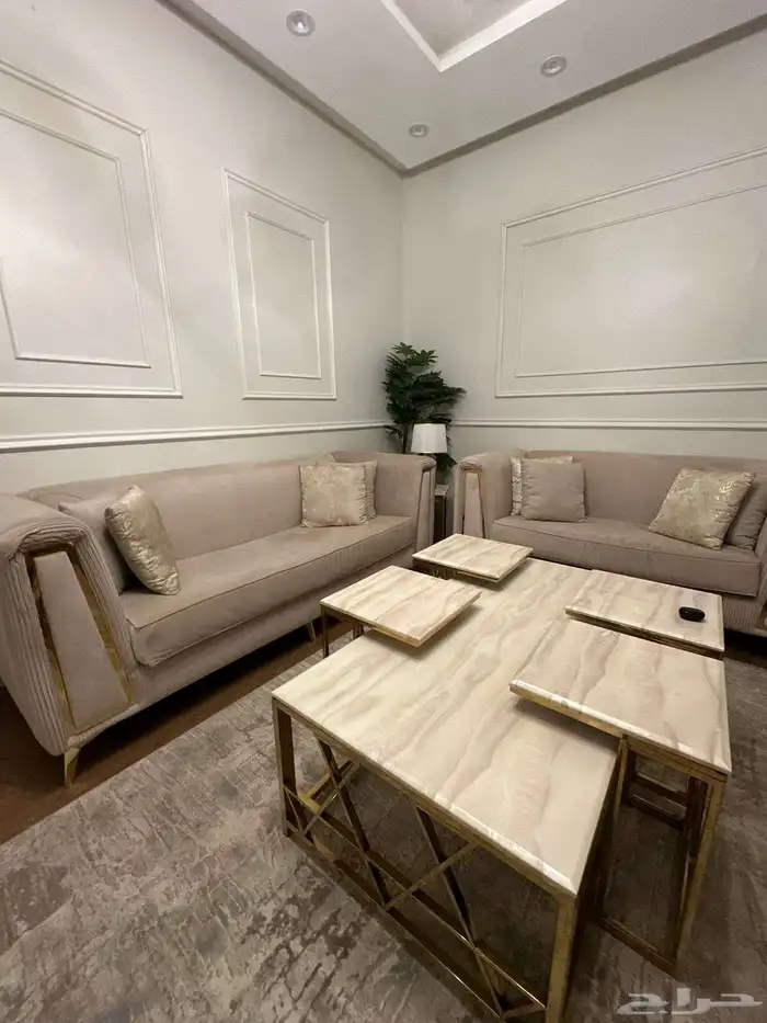 للبيع كنب وطاولات شبه جديده 1