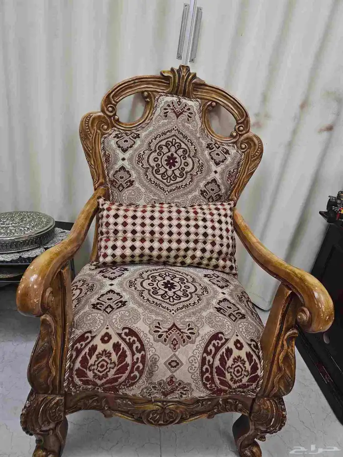 غرفة خشب فاخرة مع طاولة 3