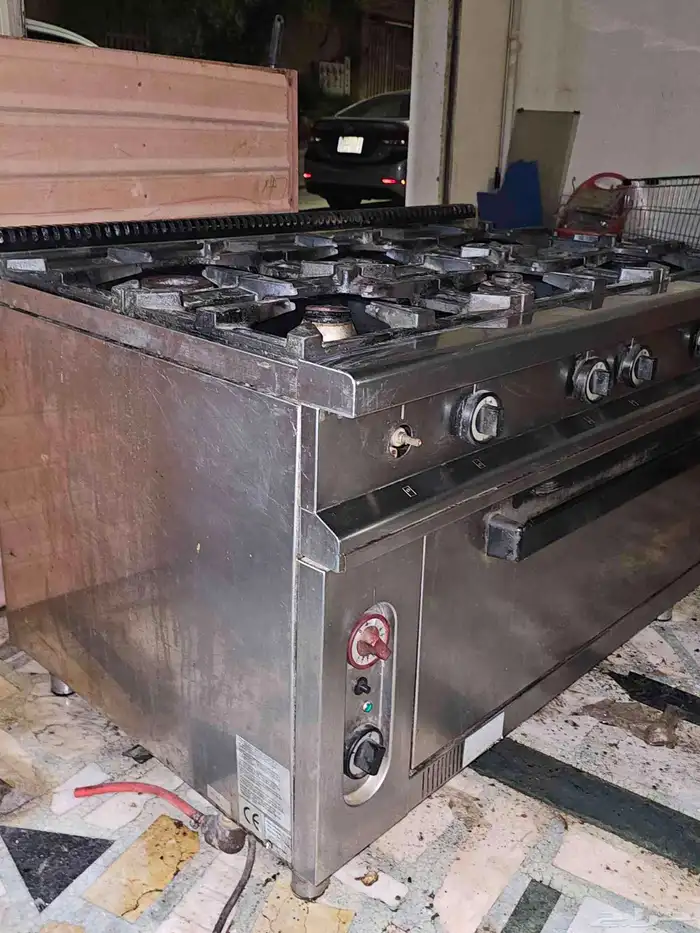 غاز مع فرن ايطالي 6 عيون بحالة ممتازه جدا 3