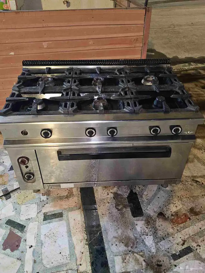 غاز مع فرن ايطالي 6 عيون بحالة ممتازه جدا 0