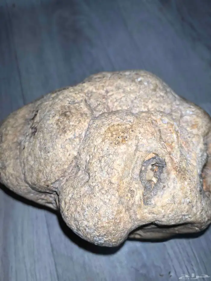 حجر غريب وزنه مايقارب 5كيلوا جرام 9
