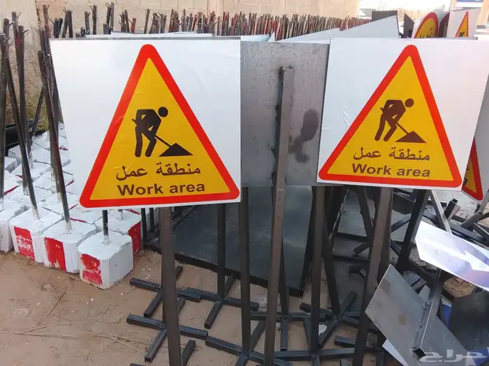 صبات خرسانية صغيرة ولوحات إرشادية وممرات مشاة وممرات عادية 6