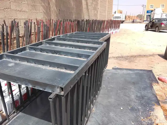 صبات خرسانية صغيرة ولوحات إرشادية وممرات مشاة وممرات عادية 0