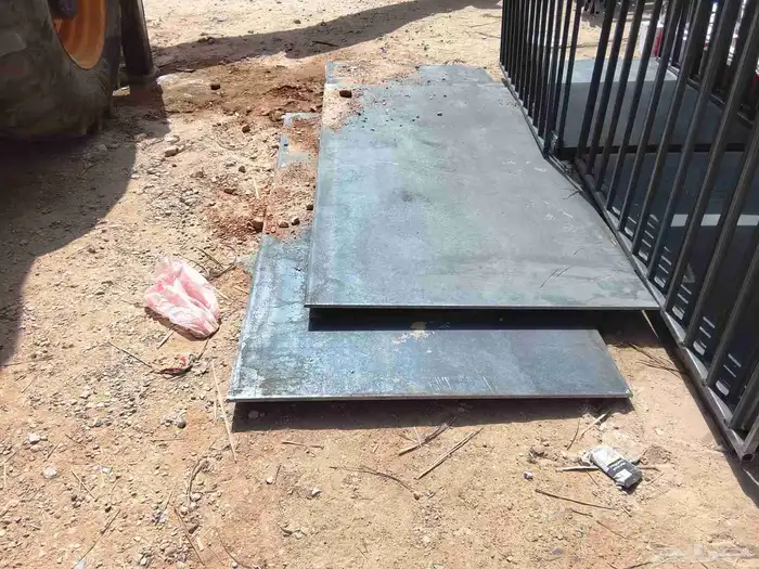 صبات خرسانية صغيرة ولوحات إرشادية وممرات مشاة وممرات عادية 2
