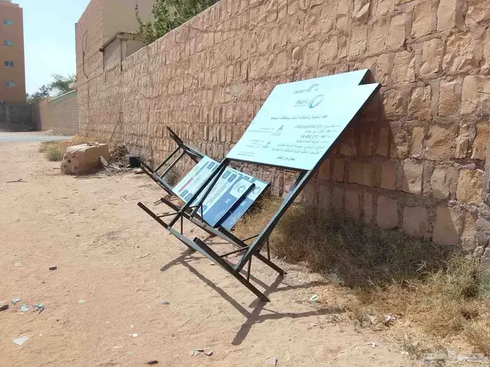 صبات خرسانية صغيرة ولوحات إرشادية وممرات مشاة وممرات عادية 1