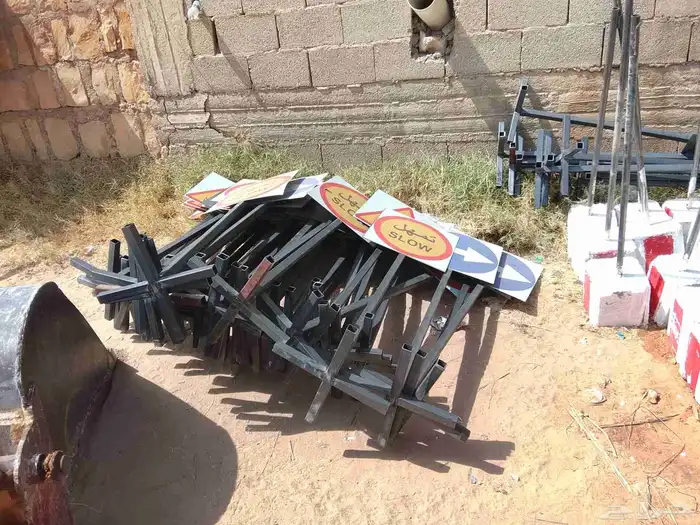 صبات خرسانية صغيرة ولوحات إرشادية وممرات مشاة وممرات عادية 4