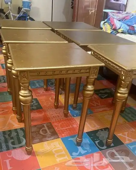 طاولات واحده كبيره و4 صغار ذهبي و2 قطعه وسط بني 0