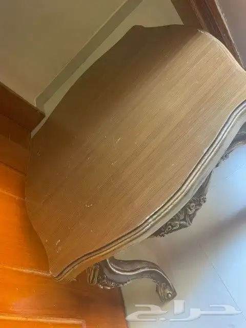 طاولات واحده كبيره و4 صغار ذهبي و2 قطعه وسط بني 2