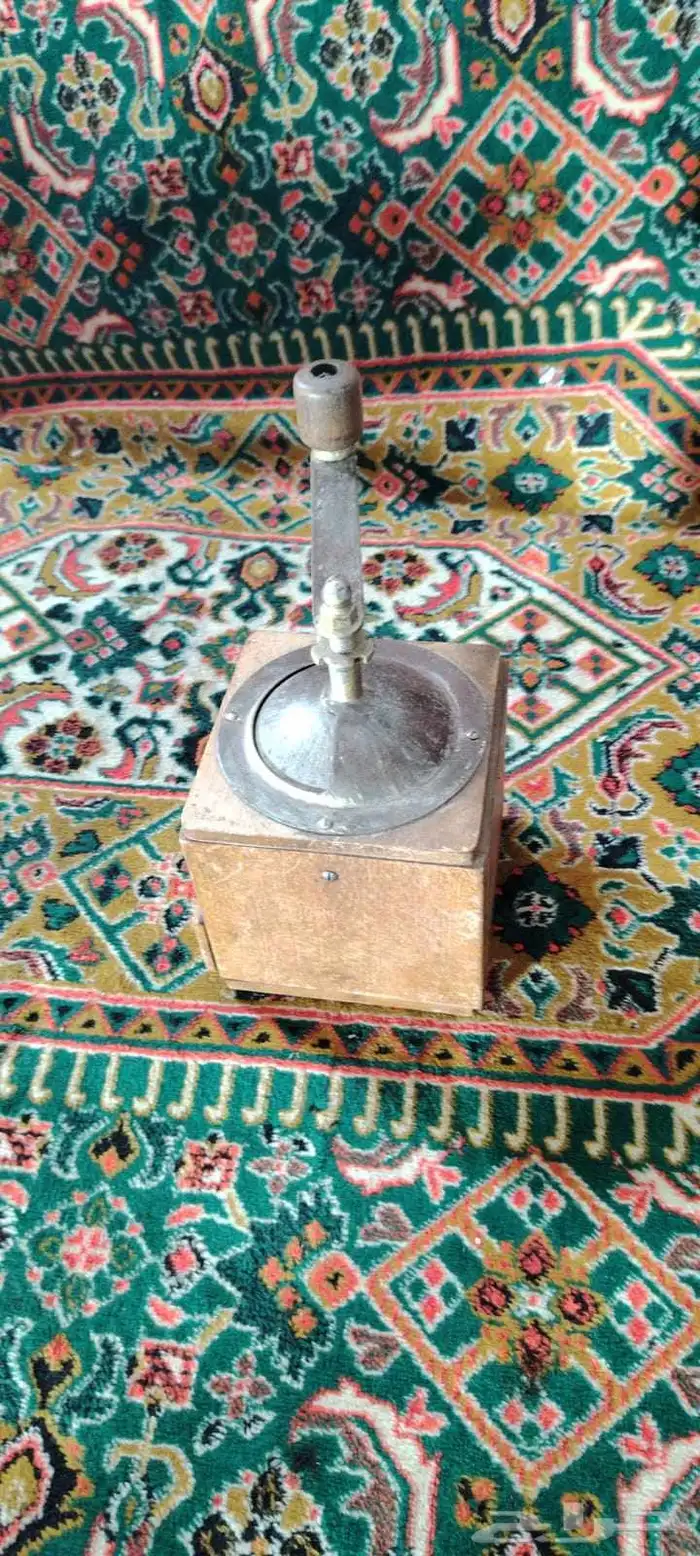 مطحنة قهوة تراثيه صناعة اوروبيه قدييمه 1