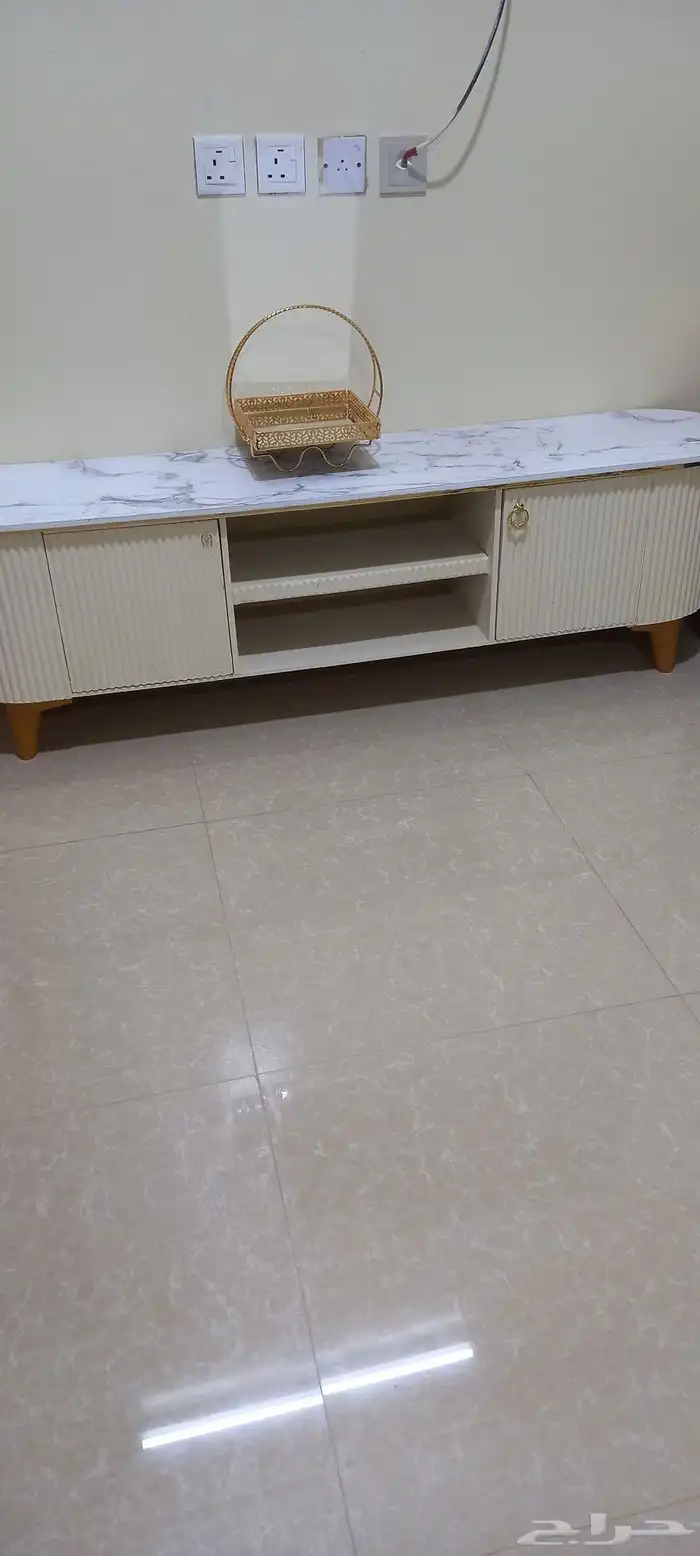 كنب زيني نظيف وطاوله وأربع خدمات وطاوله تلفاز السعر 2300 3
