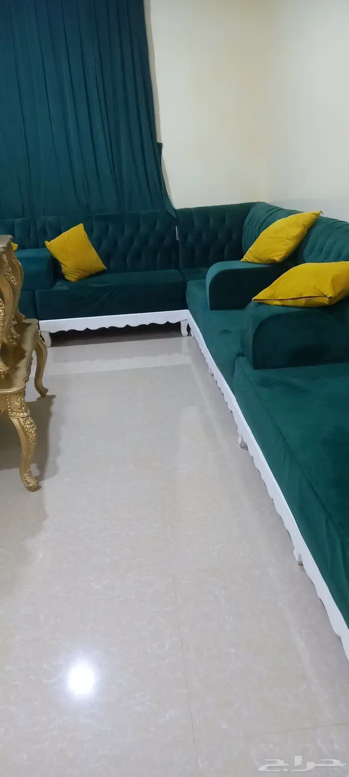 كنب زيني نظيف وطاوله وأربع خدمات وطاوله تلفاز السعر 2300 2