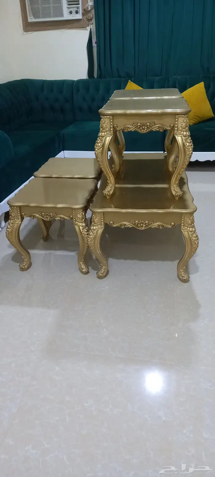 كنب زيني نظيف وطاوله وأربع خدمات وطاوله تلفاز السعر 2300 1