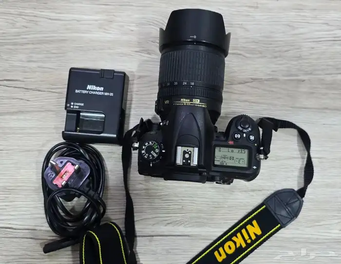 كاميرة نيكون D7000 مع فلاش 13