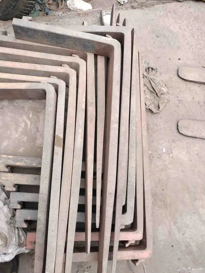 يوجد لدينا شوك او سلاح رافعات شوكيه 2.5طن 0