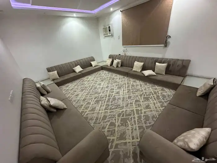 مجلس ارضي شبه الجديد يشمل الفرشه 2