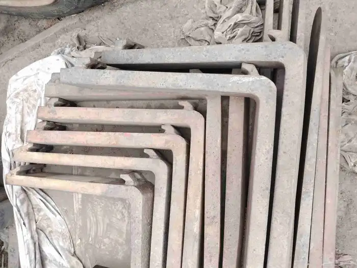 يوجد لدينا شوك او سلاح رافعات شوكيه 2.5طن 2