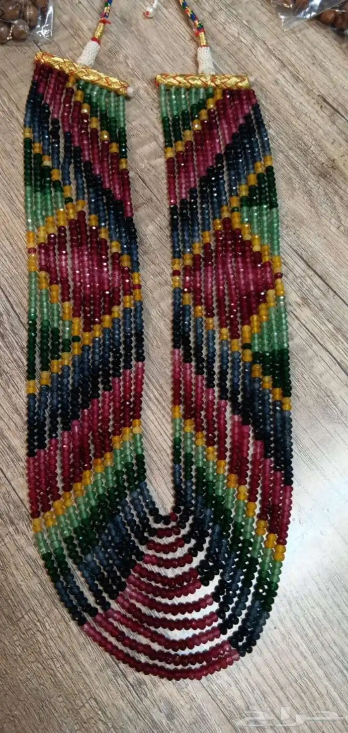 عقد نسائي من احجار الزمرد والياقوت والزفير 0