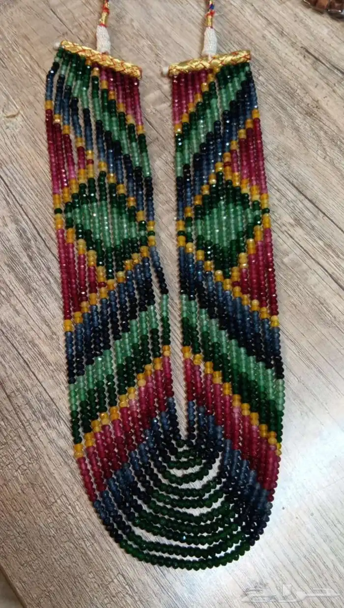 عقد نسائي من احجار الزمرد والياقوت والزفير 1