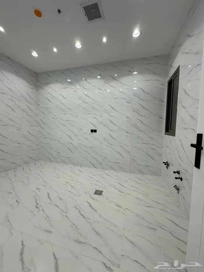 شقة في عمارة سكني بالدور الارضي 5 غرف وصالة ب 800 الف جديدة 0