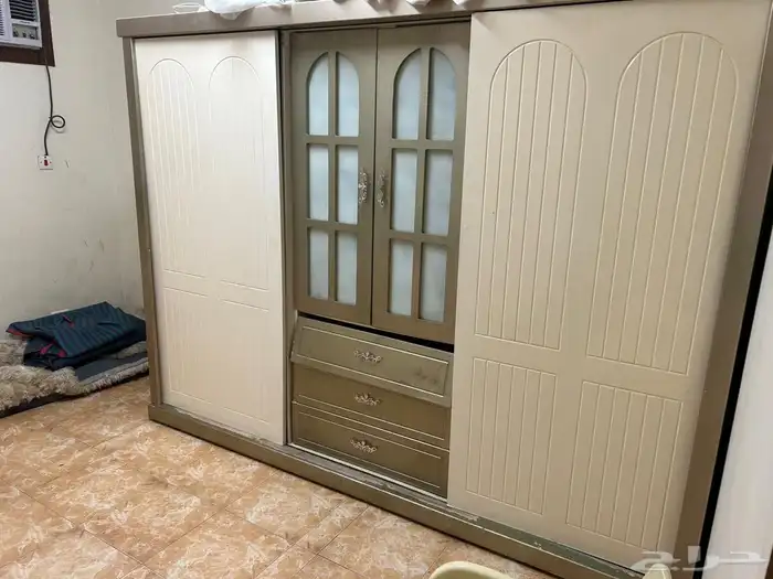 غرفة نوم ومجلس وطاولة طعام 0