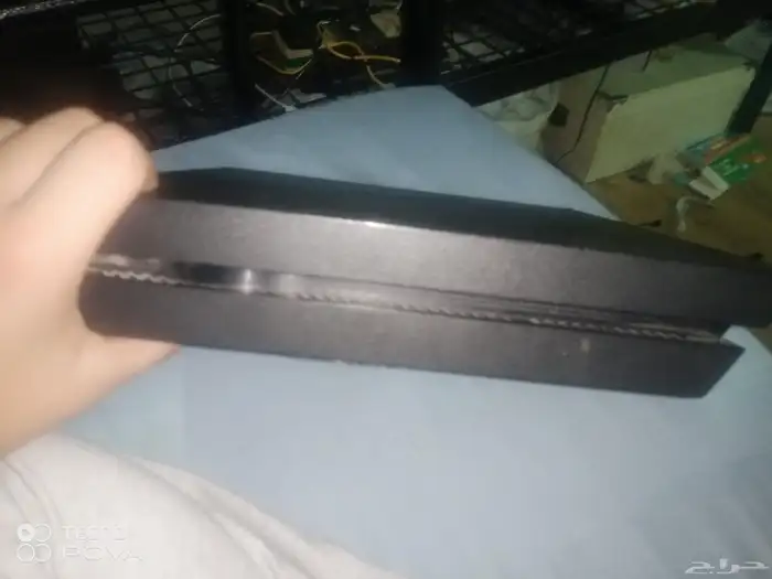 سوني فور له مستخدم سنه و8 اشهر. وا معاه يدتين واكل افراضه بس 2