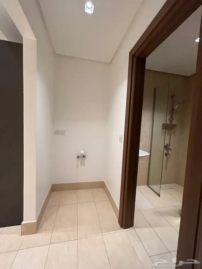 شقة مكيفة غرفة وصالة مع سطح خاص جديدة عوايل بالعقربية 4