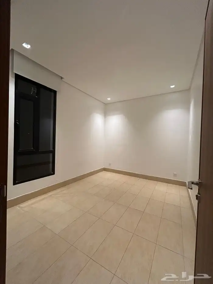 شقة مكيفة غرفة وصالة مع سطح خاص جديدة عوايل بالعقربية 3