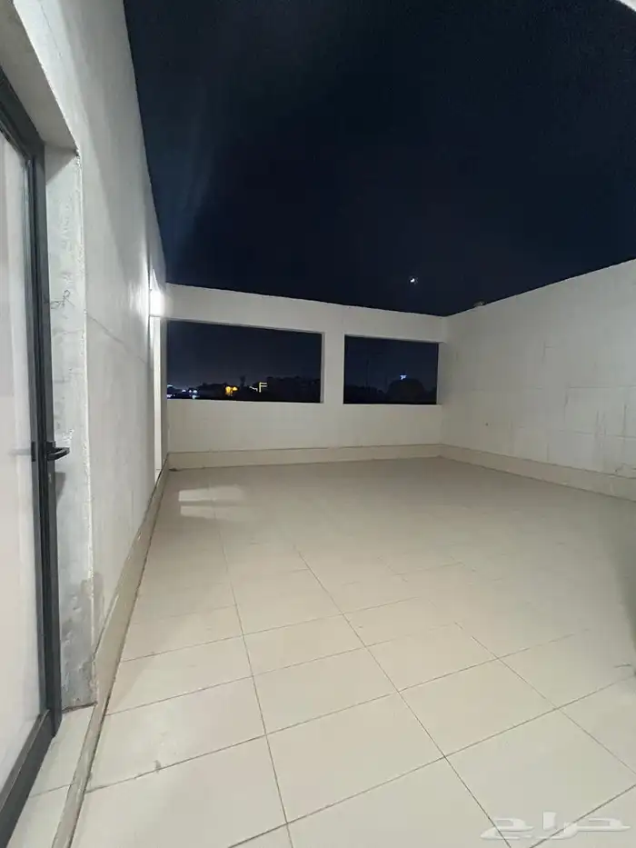 شقة مكيفة غرفة وصالة مع سطح خاص جديدة عوايل بالعقربية 6