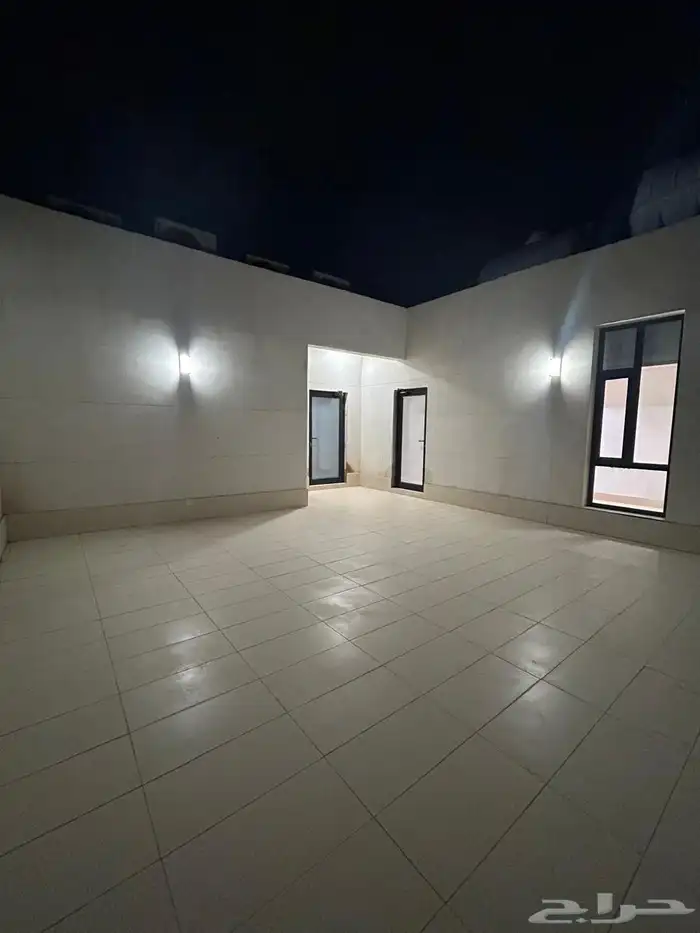 شقة مكيفة غرفة وصالة مع سطح خاص جديدة عوايل بالعقربية 5