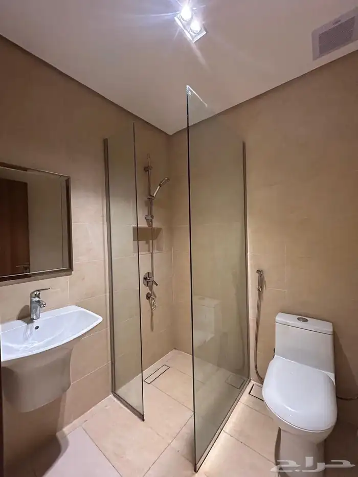 شقة مكيفة غرفة وصالة مع سطح خاص جديدة عوايل بالعقربية 7