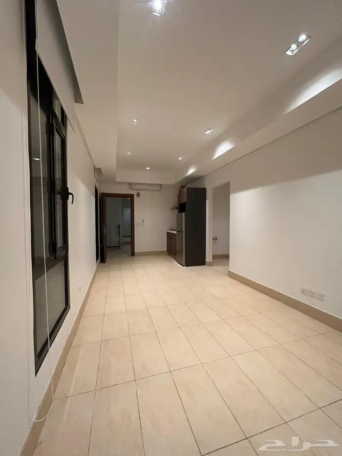 شقة مكيفة غرفة وصالة مع سطح خاص جديدة عوايل بالعقربية 1