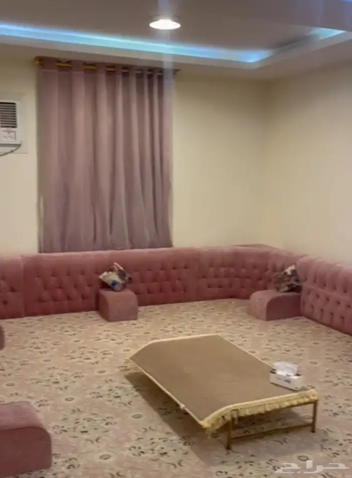 مجلس عربي شبه جديد وسجاد 7 4 وشاشه 60 بوصه 1