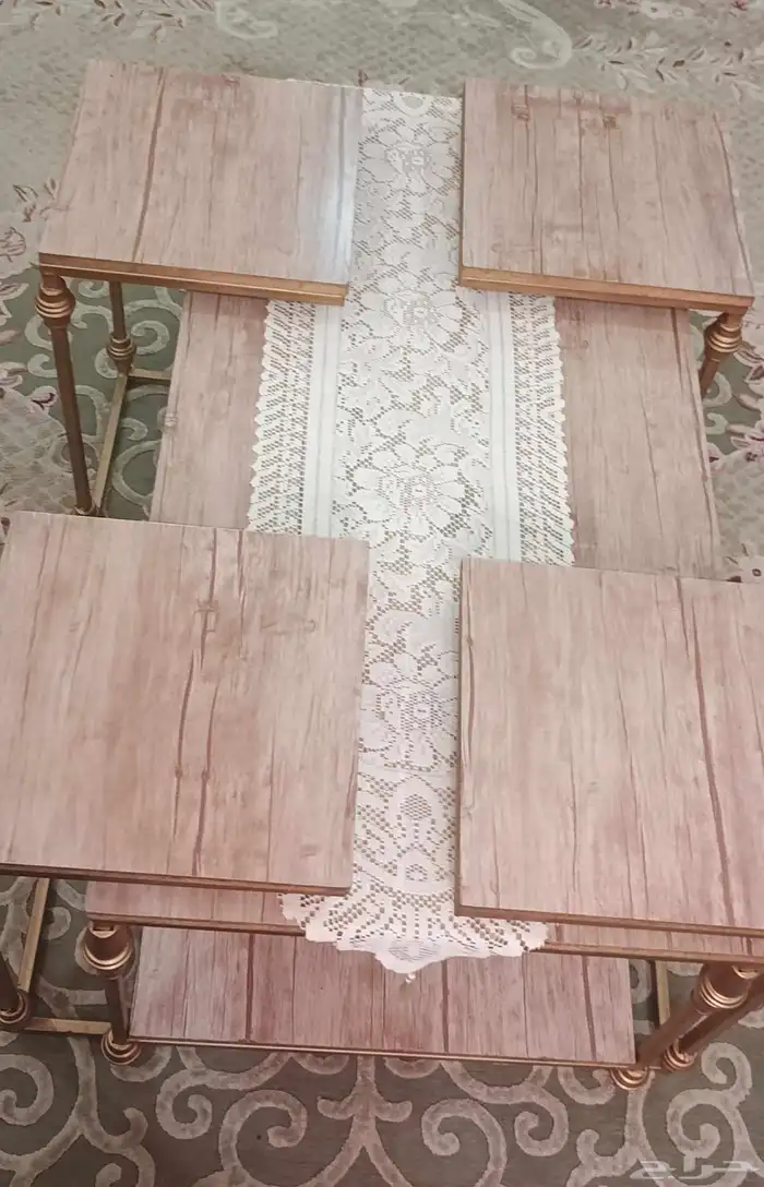 طقم طاولة مجلس كنب مرتفعة بقاعدة حديد لون ذهبي مستعملة ونظيف 0