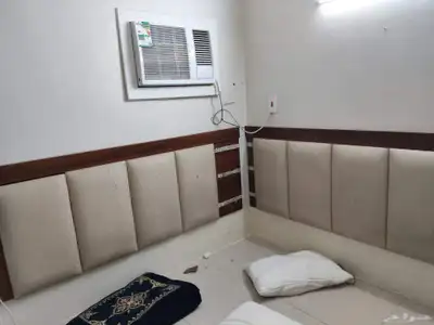 الاغراض الموجوده كنب حرف L ثلاجه كبيره فريزر صغير ومسند ارضي 5