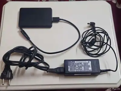 شاحن لابتوب ASUS أصلي و هاردسك خارجي 256 جيجا توشيبا للبيع 0