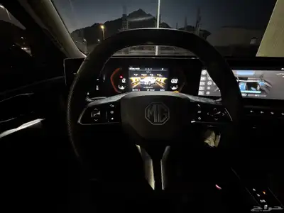 للتنازل ام جي 1 SUV 2024 اسود ملكي نص فل 5
