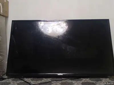 شاشه نضيفه وجديده استعمال شهر لاتعاني من تاخير وخدوش وكسر 1