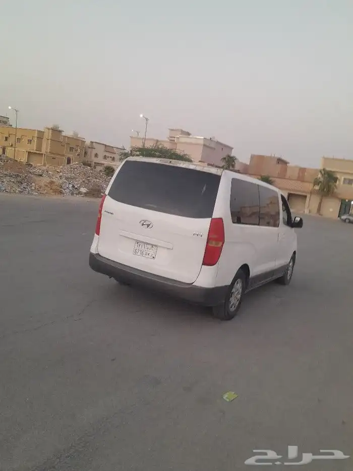 السلام عليكم ورحمه الله للبيع سياره هونداي H1 موديل 2015 6
