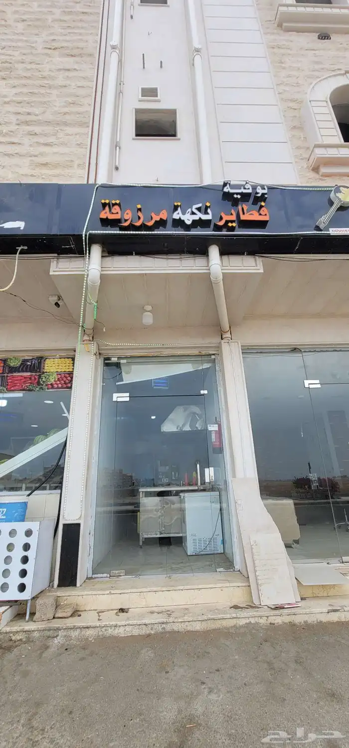 بوفيه للإيجار مع الأغراض الي فيها 0