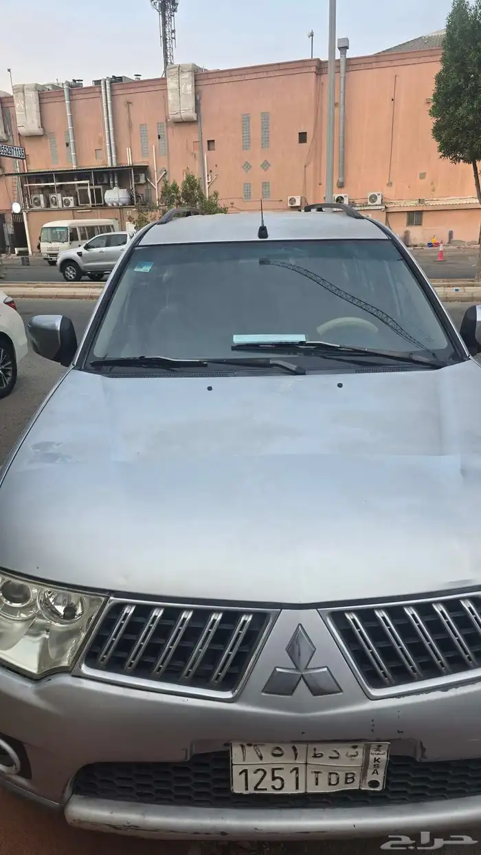 متسبيشي باجيرو اسبرت موديل 2010 الممشى 270الف الموتر وكاله 9