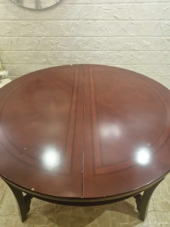 طاوله سفره بدون كراسي نظيف ويكبر يسير كبير على شكل بيضاوي 0