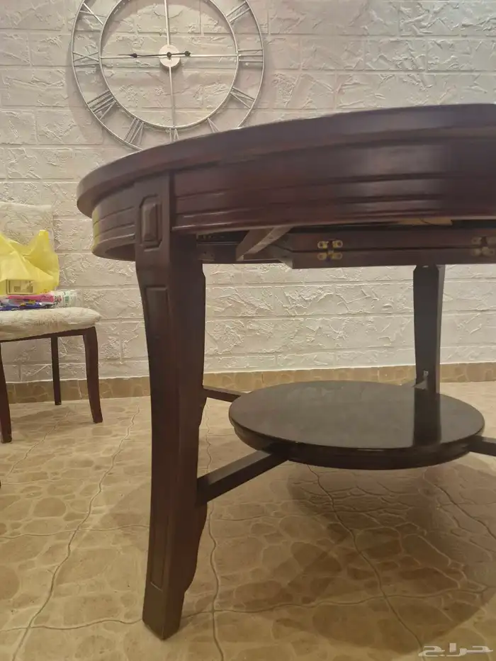 طاوله سفره بدون كراسي نظيف ويكبر يسير كبير على شكل بيضاوي 1