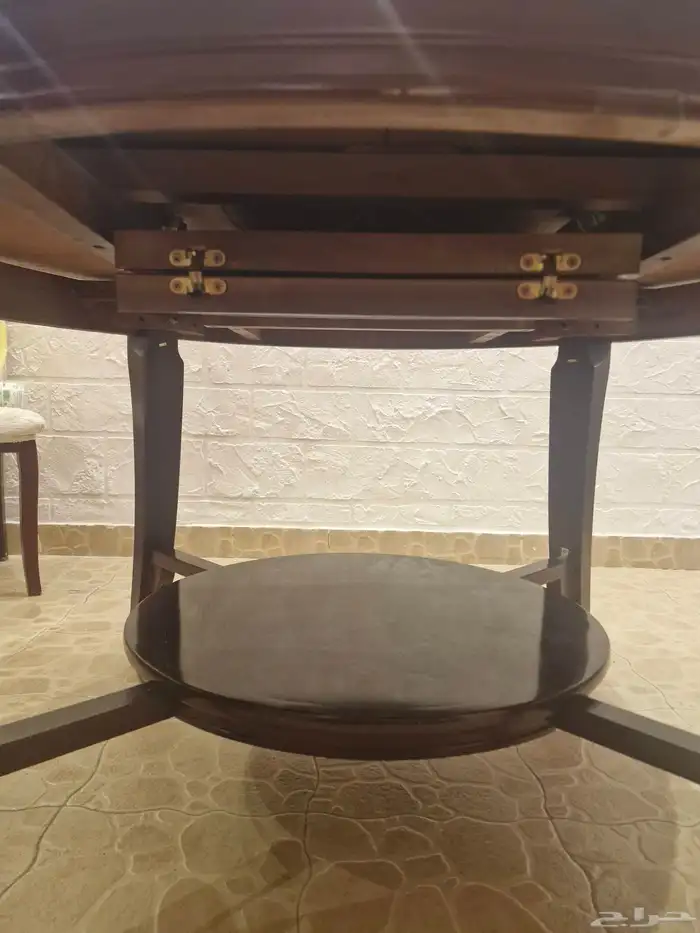 طاوله سفره بدون كراسي نظيف ويكبر يسير كبير على شكل بيضاوي 3