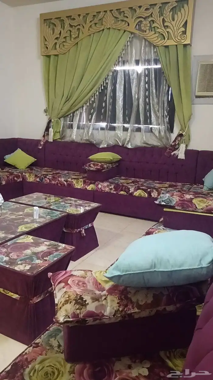 كنب للبيع 4 في 5 مع مخدات وكامل الملحقات والستاره 0