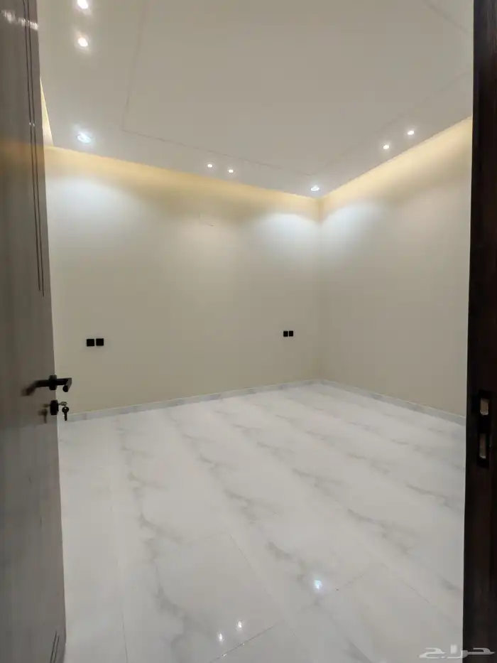 للبيع شقق علويه بسلم داخلي للسطح تشطيب vip مدينه ابها 21