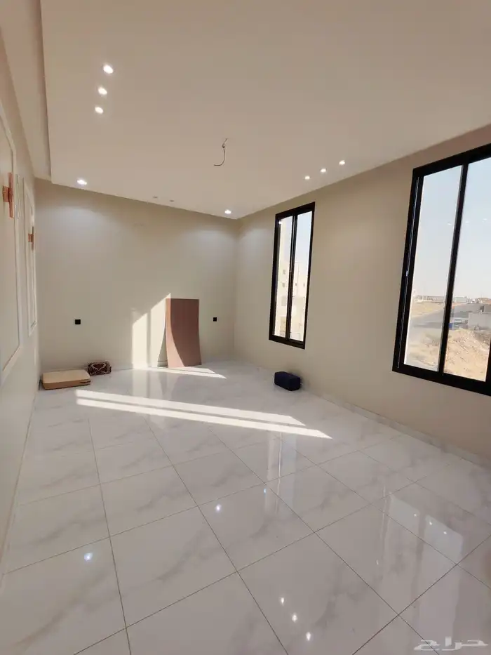 للبيع شقق علويه بسلم داخلي للسطح تشطيب vip مدينه ابها 4
