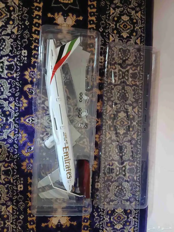 مجسم طائرة الامارات مقاس 48 سم مع حامل وعجلات 2