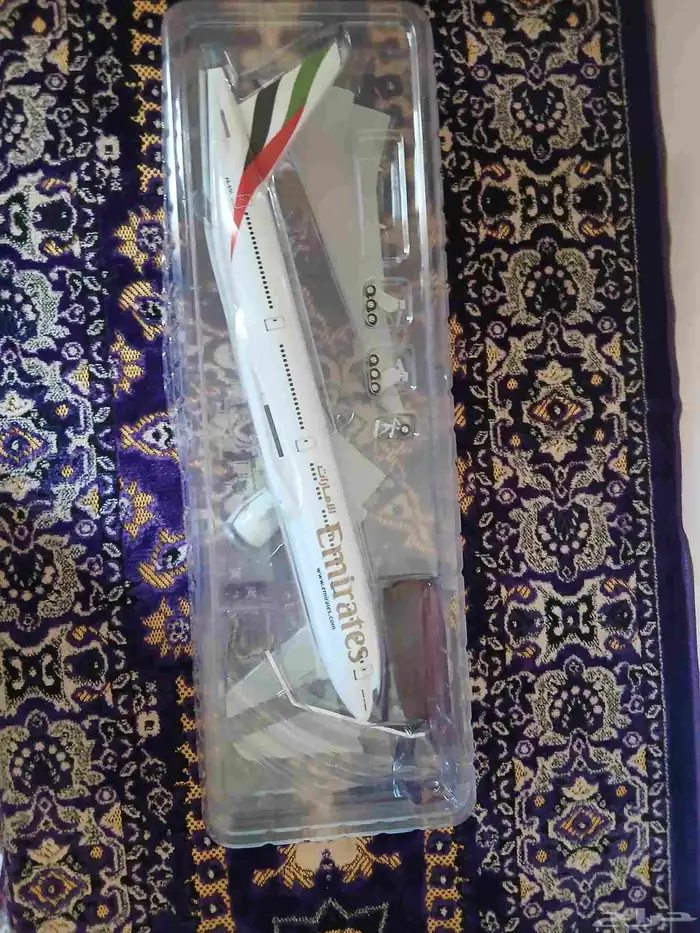 مجسم طائرة الامارات مقاس 48 سم مع حامل وعجلات 3