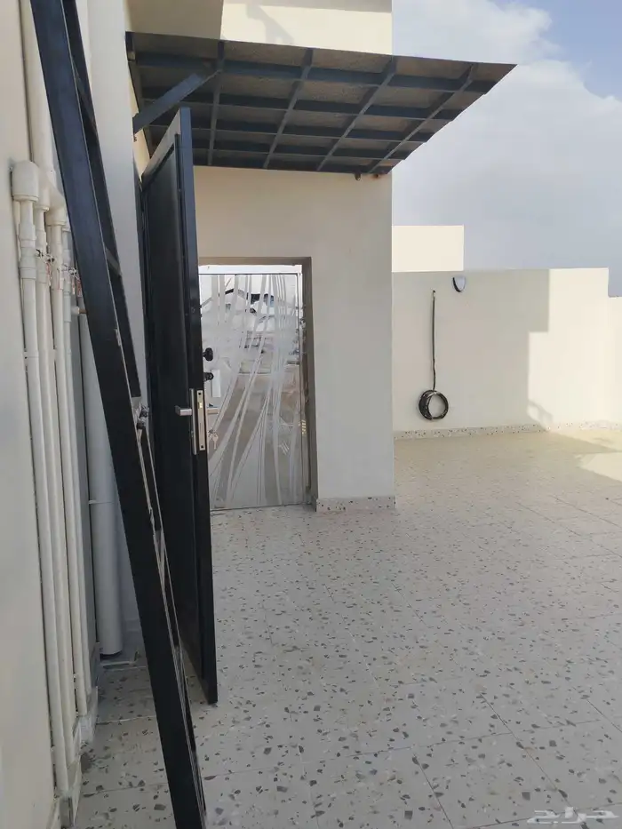 للبيع شقق علويه بسلم داخلي للسطح تشطيب vip مدينه ابها 24