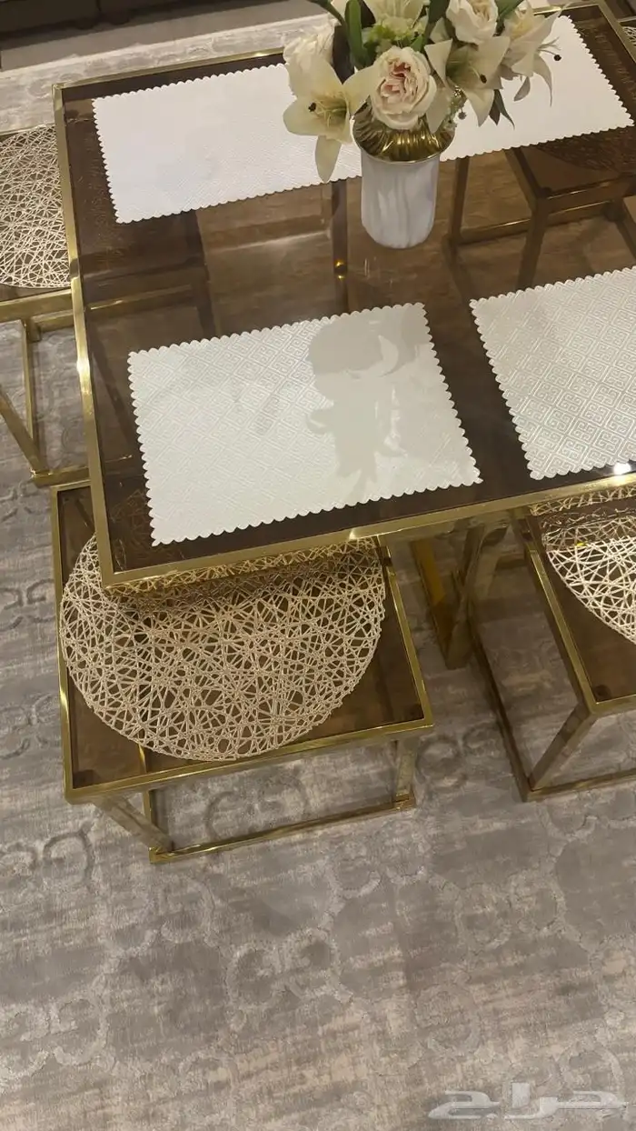 طاولة مع طاولات الخدمه استخدام قليل 0